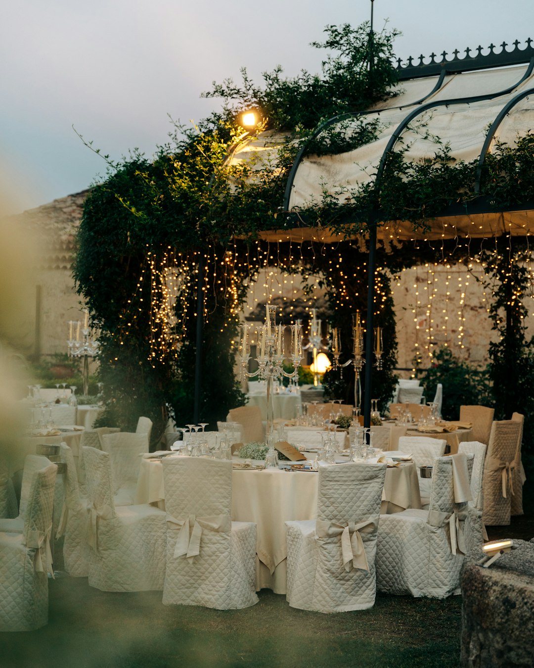 Позирование для свадебной фотосессии